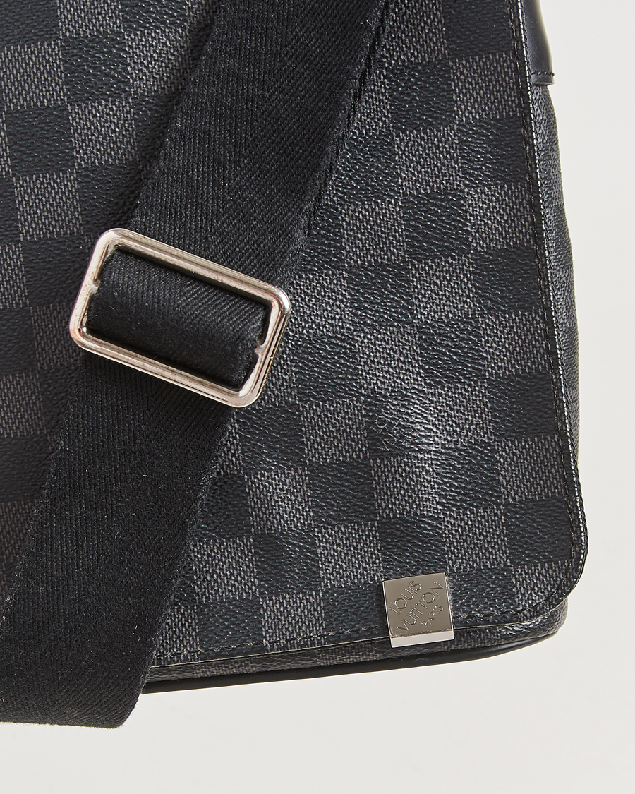 Herr | Pre-Owned & Vintage Bags | Louis Vuitton Pre-Owned | District PM Messenger Bag Damier Graphite