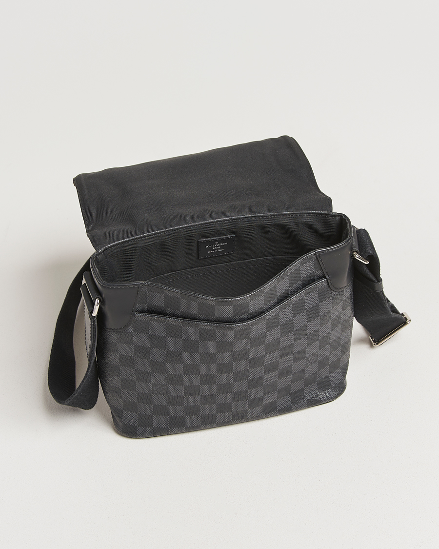 Herr | Pre-Owned & Vintage Bags | Louis Vuitton Pre-Owned | District PM Messenger Bag Damier Graphite