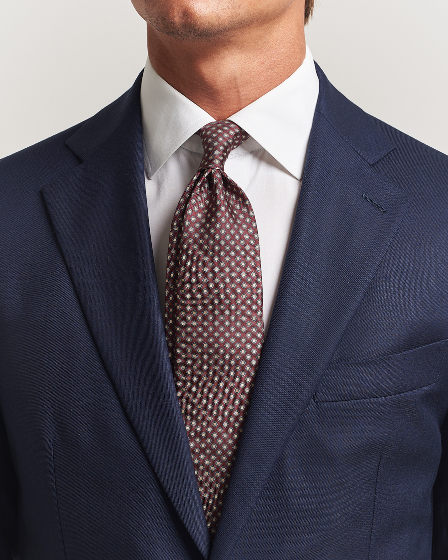 Herr | Slipsar | Amanda Christensen | Silk Oxford Printed Medallion 8cm Tie Wine
