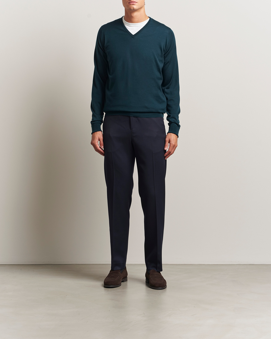Herr | Tröjor | John Smedley | Bobby Extra Fine Merino V-Neck Pullover Richardson Green
