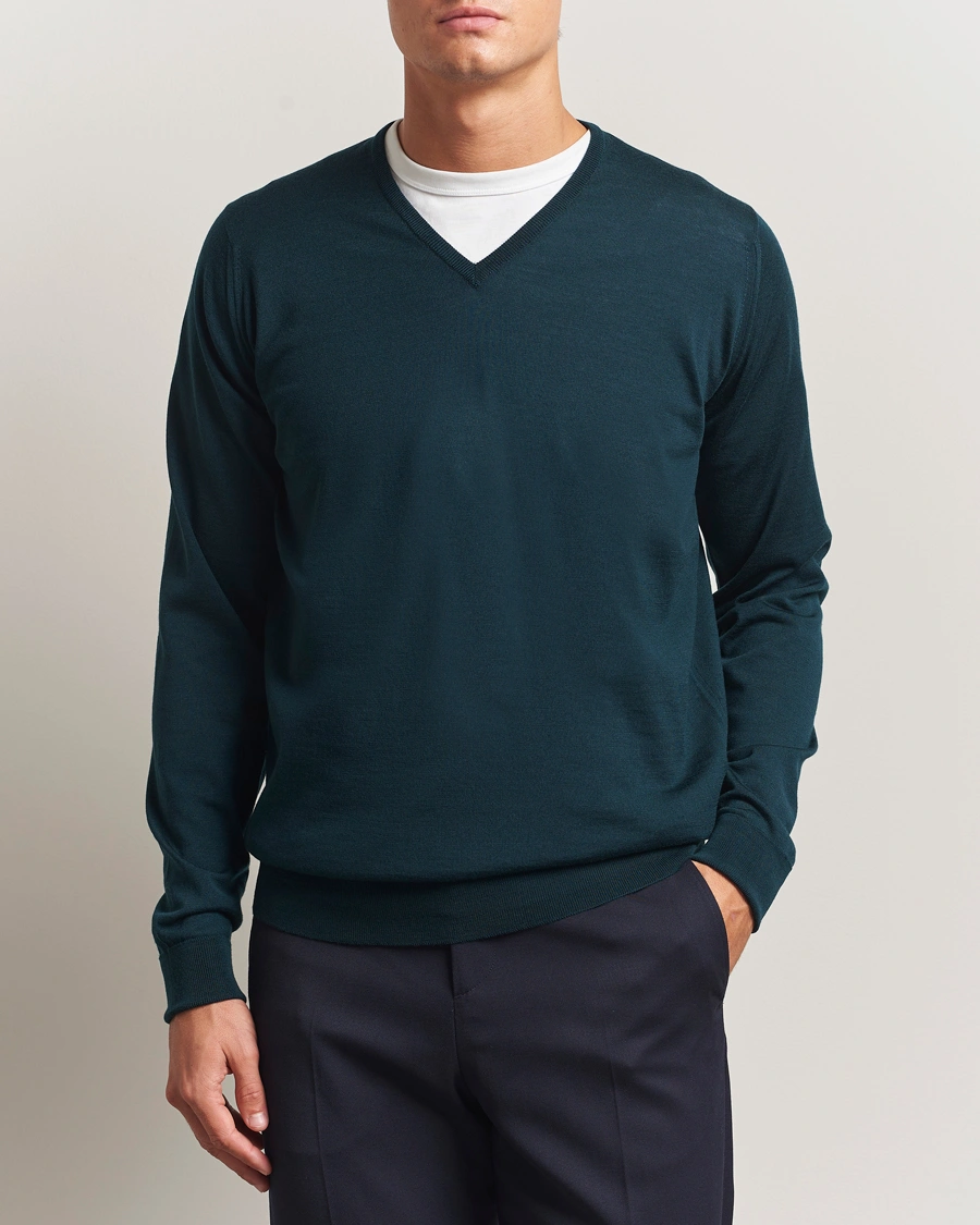 Herr | Tröjor | John Smedley | Bobby Extra Fine Merino V-Neck Pullover Richardson Green
