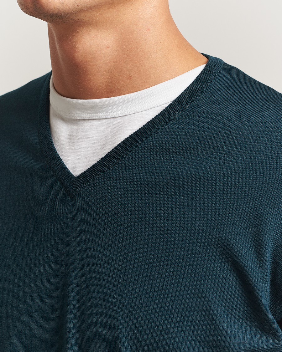 Herr | Tröjor | John Smedley | Bobby Extra Fine Merino V-Neck Pullover Richardson Green