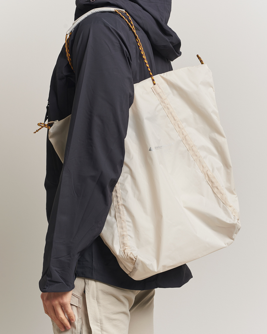 Herr | Väskor | Klättermusen | Gebo 23L Lightweight Totebag Putty Grey