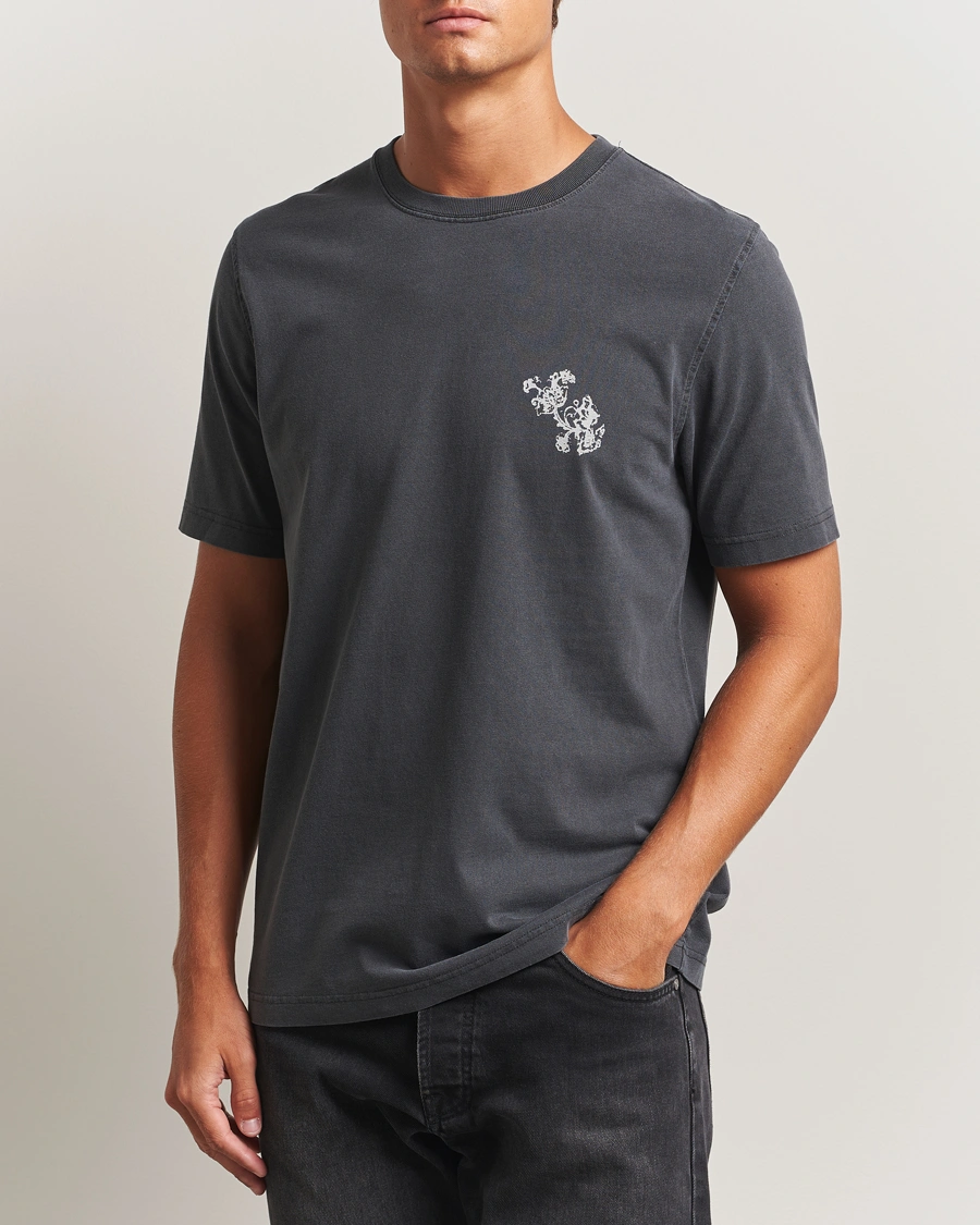 Herr | T-Shirts | Samsøe Samsøe | Phil Printed Crew Neck T-Shirt Washed Black