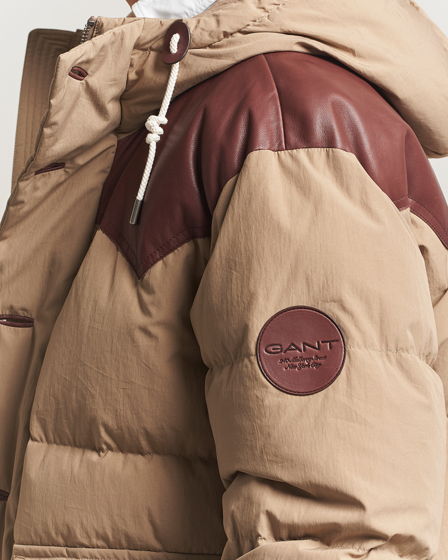 Herr | Jackor | GANT 240 Mulberry Street | Cotton Down Hooded Jacket Carmel Beige