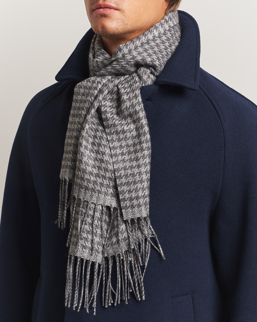Herr | Piacenza Cashmere Cashmere/Silk Houndstooth Scarf Light Grey | Piacenza Cashmere | Cashmere/Silk Houndstooth Scarf Light Grey