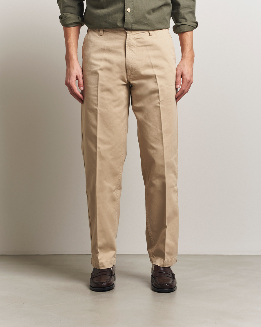 Herr | Byxor | Drake's | Flat Front Peached Cotton Chino Sand