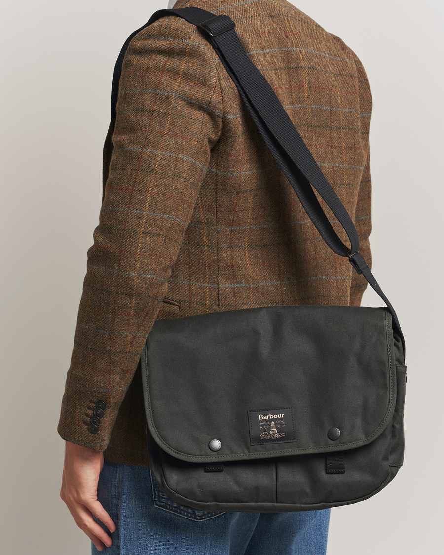 Herr | Väskor | Barbour Lifestyle | Field Wax Riever Crossbody Bag Sage
