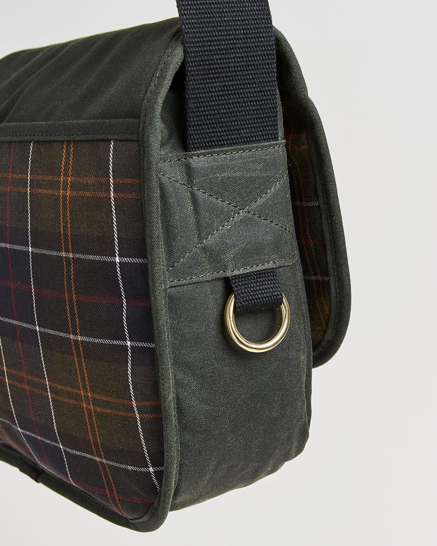 Herr | Väskor | Barbour Lifestyle | Field Wax Riever Crossbody Bag Sage