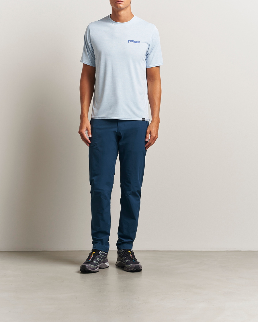 Herr | T-Shirts | Patagonia | Cap Cool Daily Graphic T-Shirt Fleck Blue