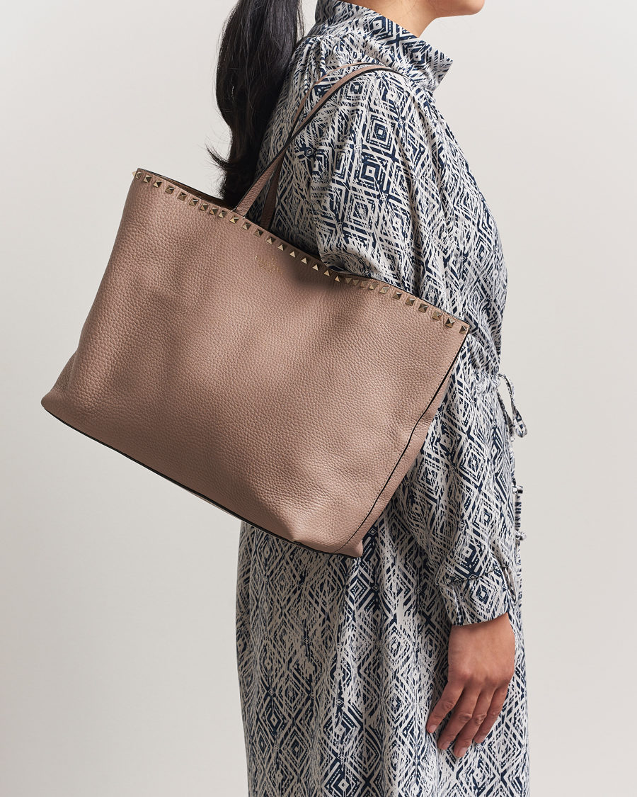 Herr | Pre-Owned & Vintage Bags | Valentino Pre-Owned | Medium Rockstud Tote Bag Poudre