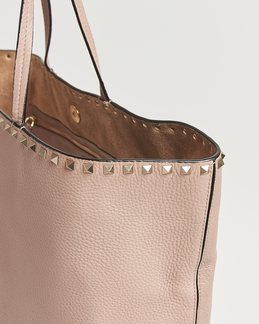 Herr | Pre-Owned & Vintage Bags | Valentino Pre-Owned | Medium Rockstud Tote Bag Poudre