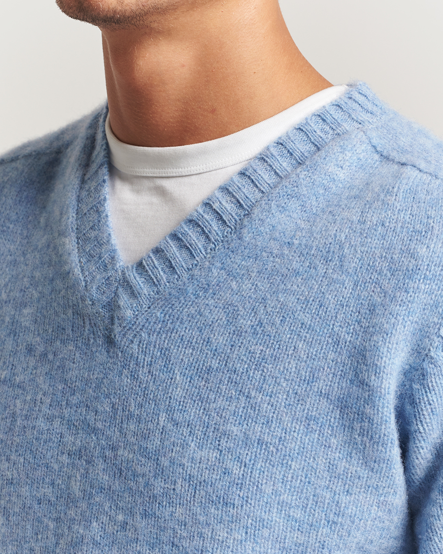 Herr | Tröjor | Harley Of Scotland for Care of Carl | Harley Of Scotland Brushed Supersoft Lambswool V-Neck Light Blue