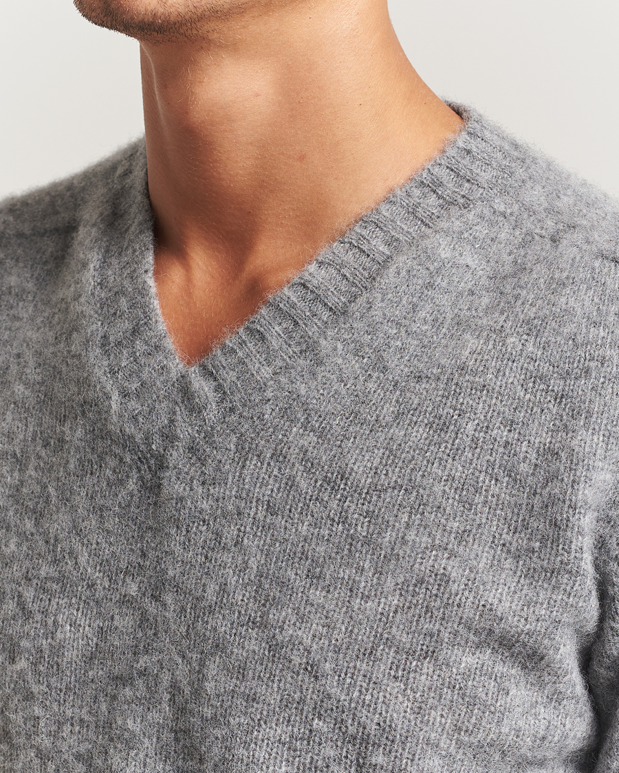 Herr | Tröjor | Harley Of Scotland for Care of Carl | Harley Of Scotland Brushed Supersoft Lambswool V-Neck Mid Grey