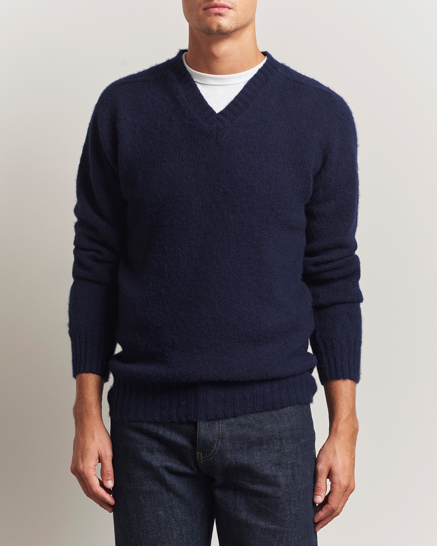 Herr | Tröjor | Harley Of Scotland for Care of Carl | Harley Of Scotland Brushed Supersoft Lambswool V-Neck Navy