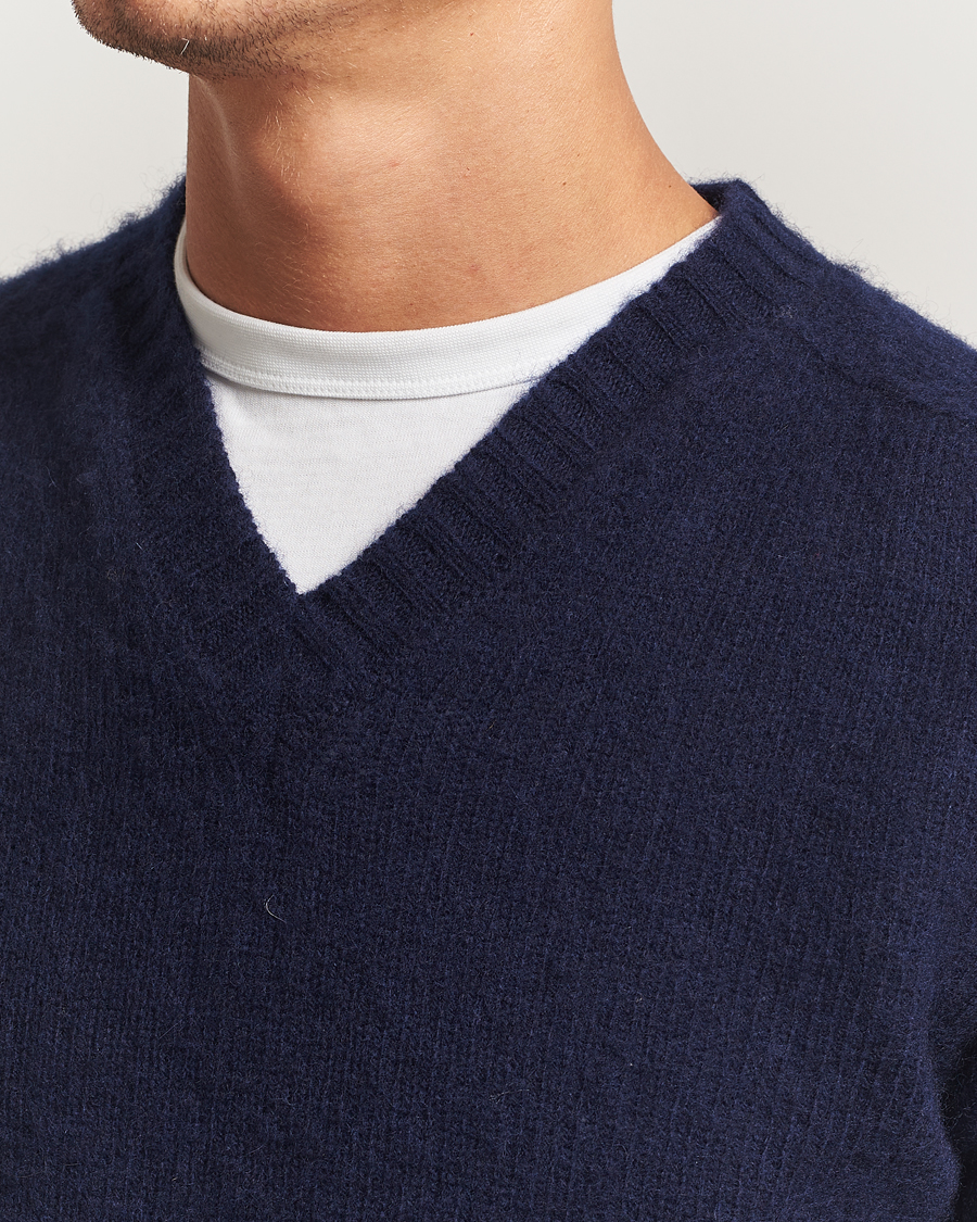Herr | Tröjor | Harley Of Scotland for Care of Carl | Harley Of Scotland Brushed Supersoft Lambswool V-Neck Navy