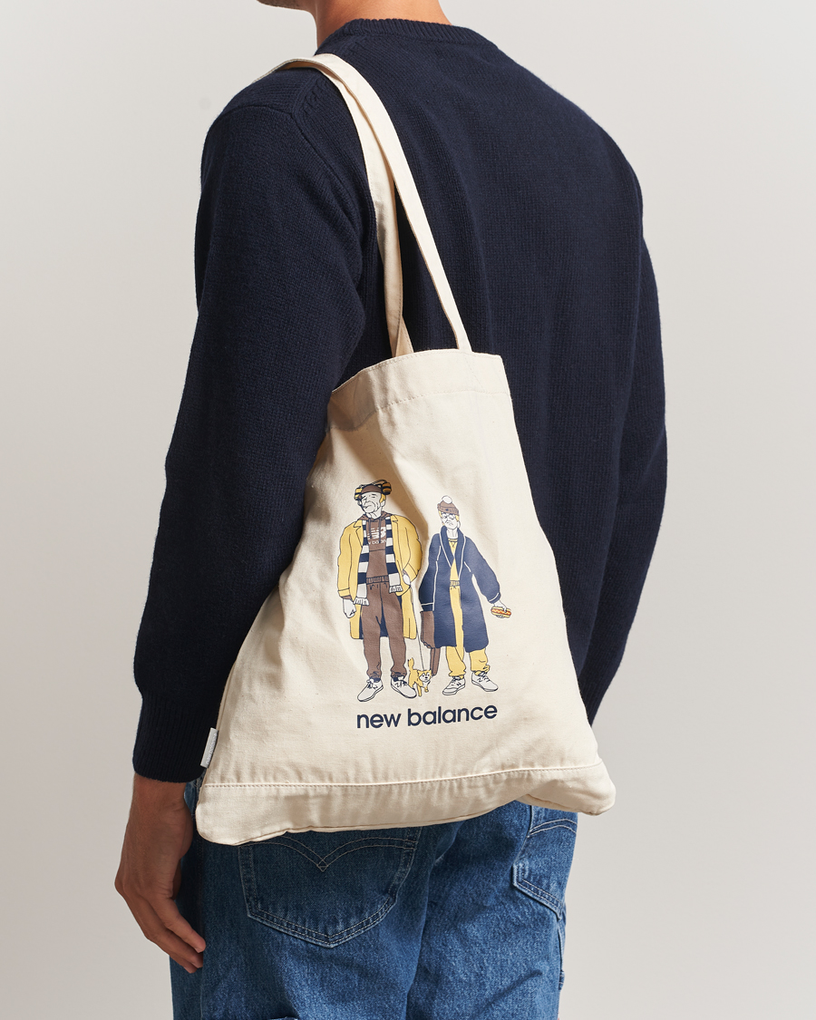 Herr | New Balance Graphic Tote Bag Ecru | New Balance | Graphic Tote Bag Ecru