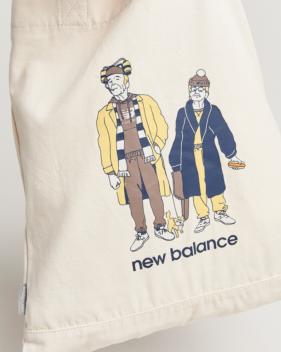 Herr | New Balance Graphic Tote Bag Ecru | New Balance | Graphic Tote Bag Ecru
