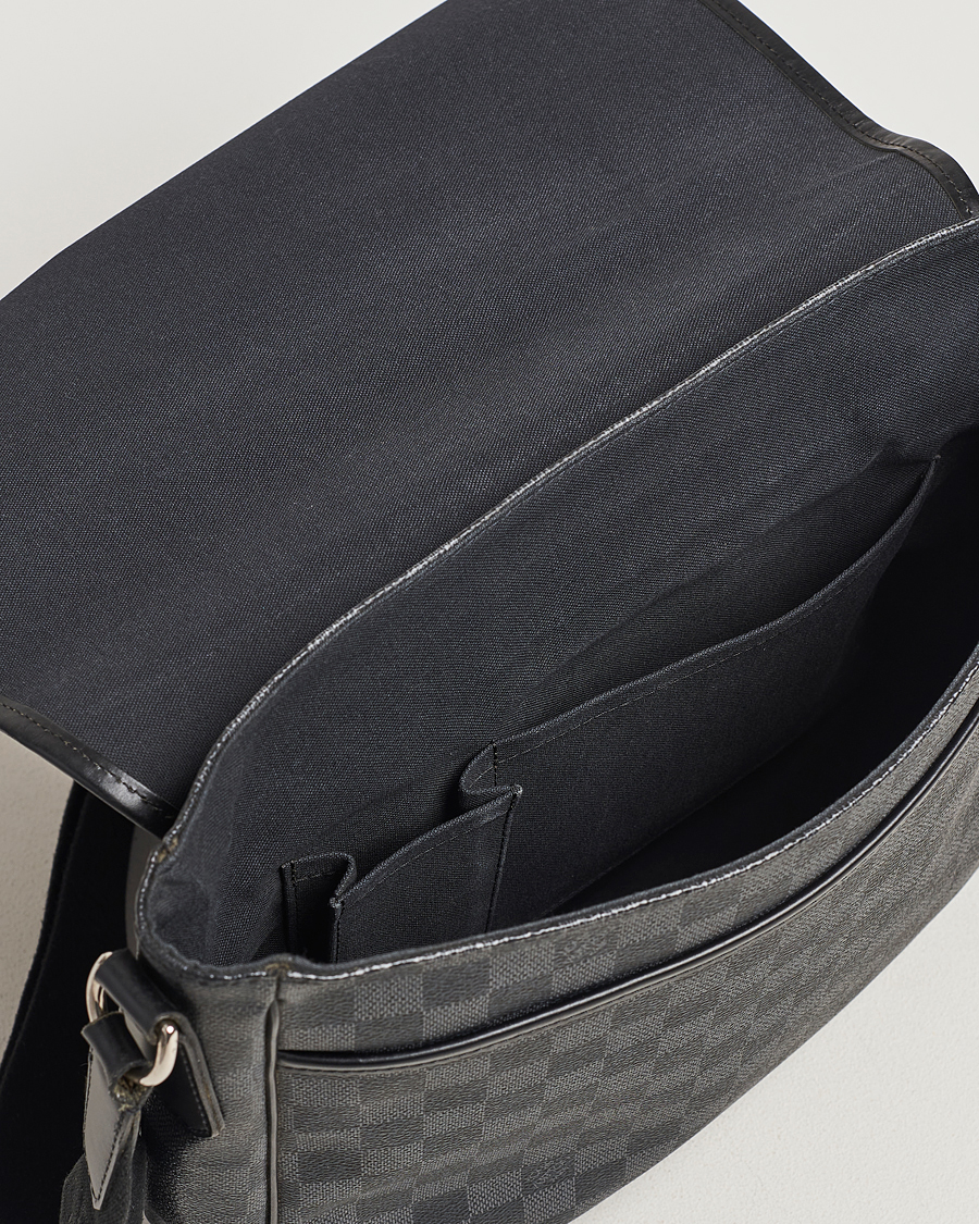 Herr | Pre-Owned & Vintage Bags | Louis Vuitton Pre-Owned | Daniel MM Shoulder Bag Damier Graphite