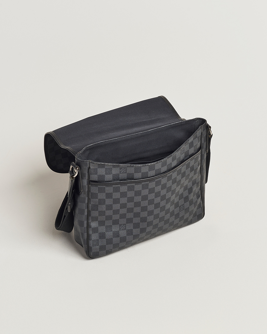 Herr | Pre-Owned & Vintage Bags | Louis Vuitton Pre-Owned | Daniel MM Shoulder Bag Damier Graphite