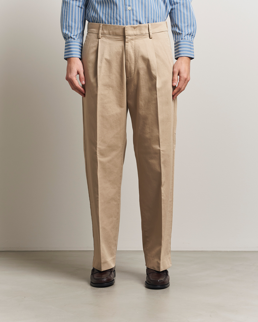 Herr | Byxor | NN07 | Kay Relaxed Fit Pleated Cotton Trousers Desert Khaki