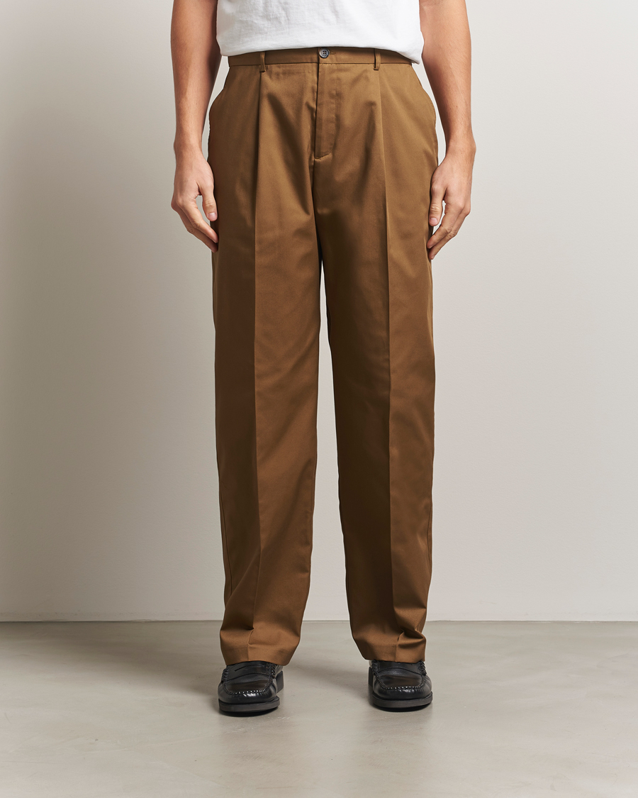 Herr | Byxor | LES DEUX | Reece Pleated Heavy Twill Pant Dark Sand