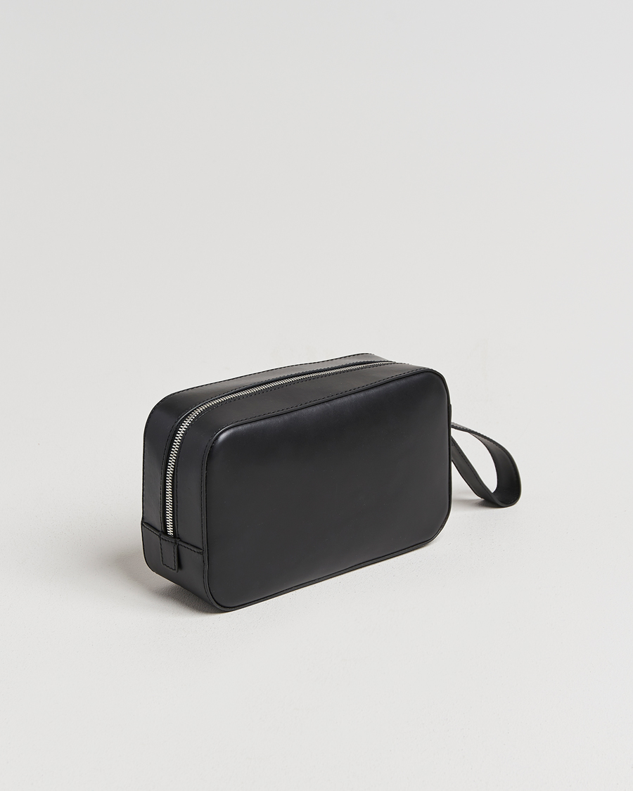 Herr | Väskor | Tiger of Sweden | Balnea Smooth Leather Washbag Black