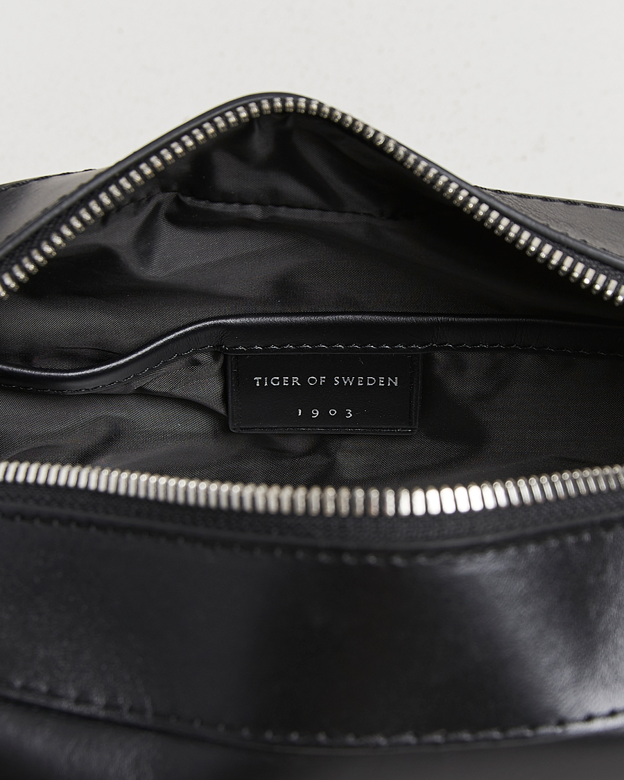 Herr | Väskor | Tiger of Sweden | Balnea Smooth Leather Washbag Black