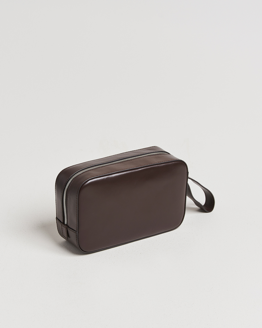 Herr | Väskor | Tiger of Sweden | Balnea Smooth Leather Washbag Dark Brown