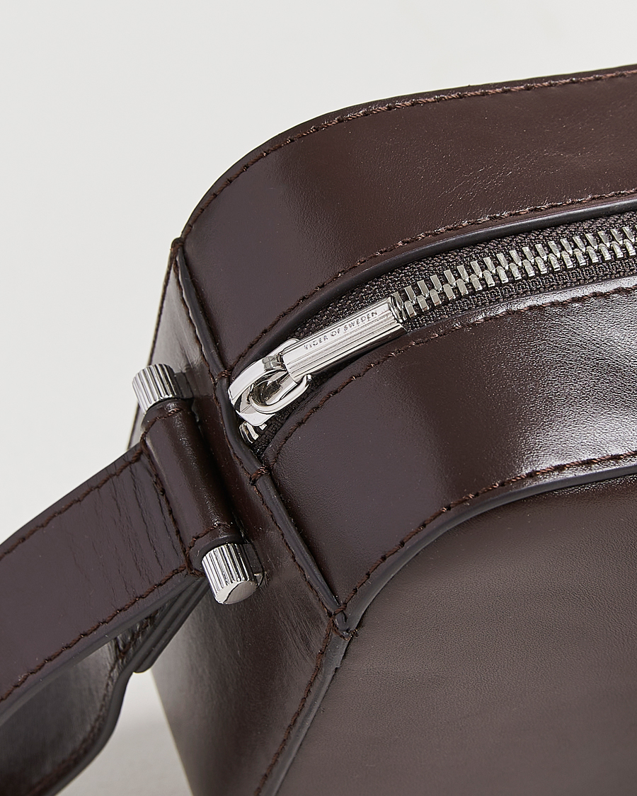 Herr | Väskor | Tiger of Sweden | Balnea Smooth Leather Washbag Dark Brown