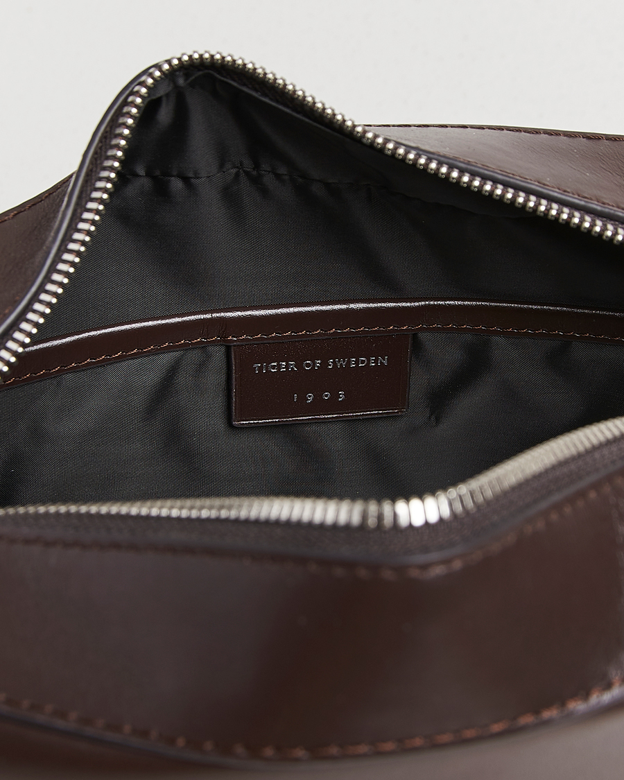 Herr | Väskor | Tiger of Sweden | Balnea Smooth Leather Washbag Dark Brown