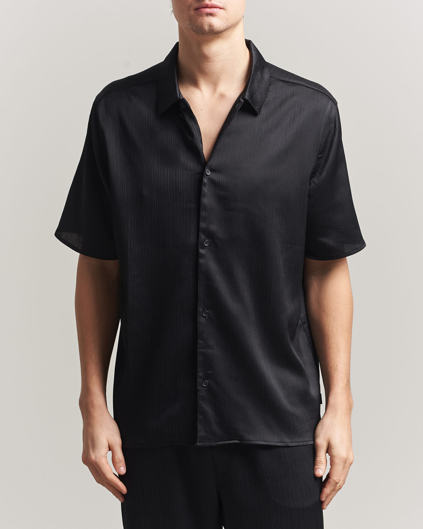 Herr | Skjortor | LES DEUX | Hector Plissé Short Sleeve Shirt Black