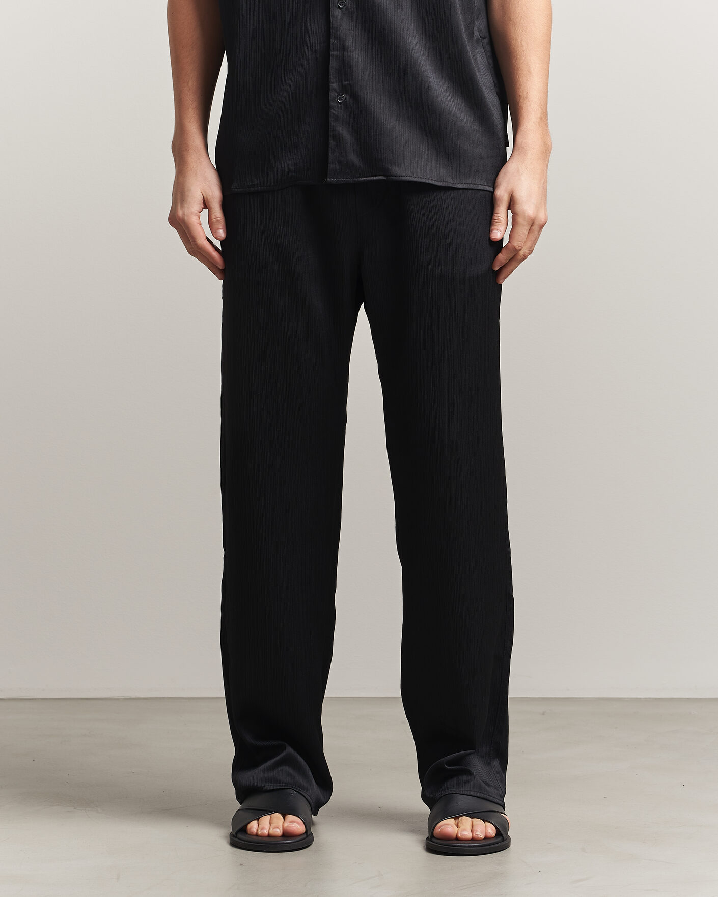 Herr | Byxor | LES DEUX | Houston Plissé Pants Black