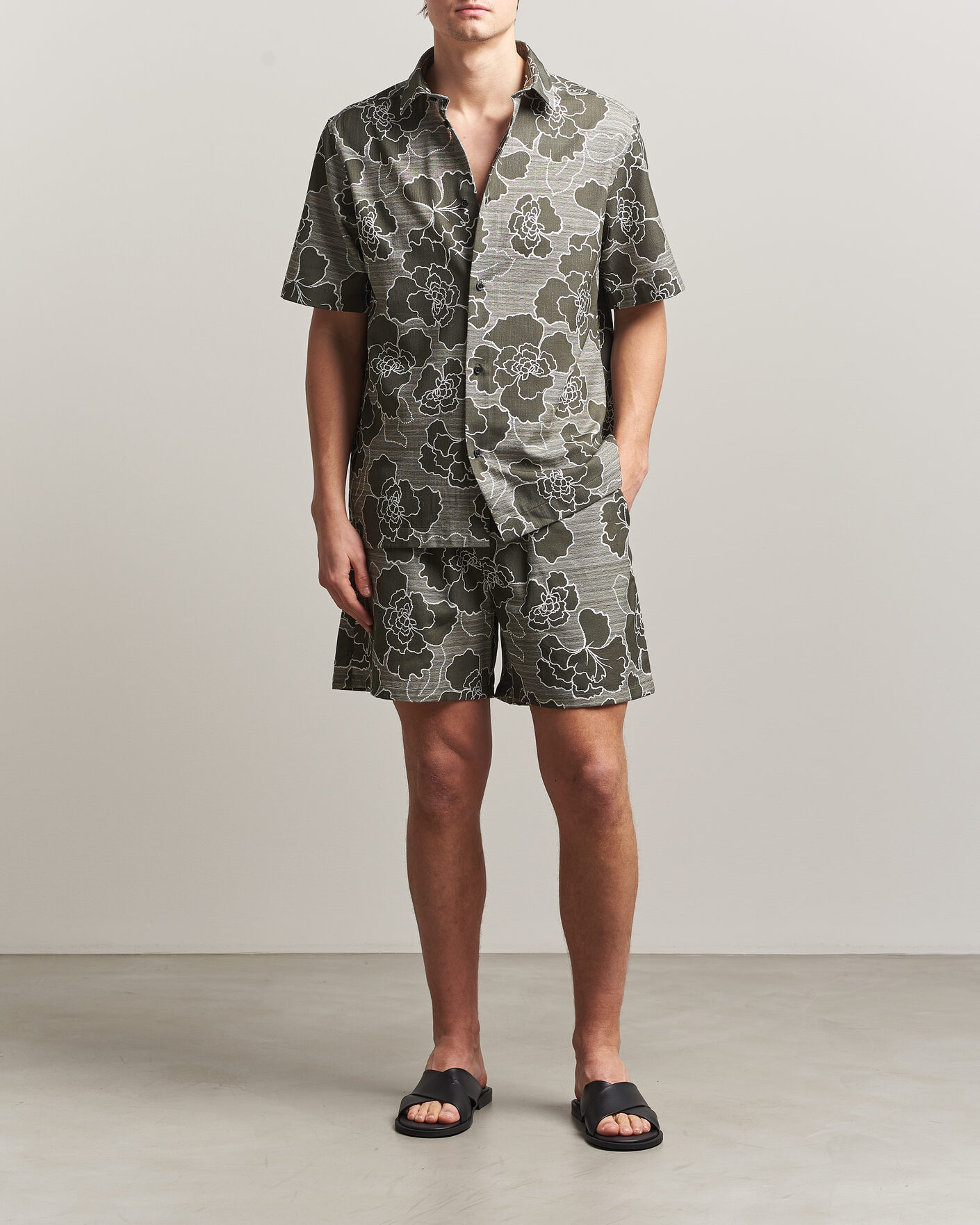 Herr | Shorts | LES DEUX | Charlie Poppy AOP Shorts Olive Night