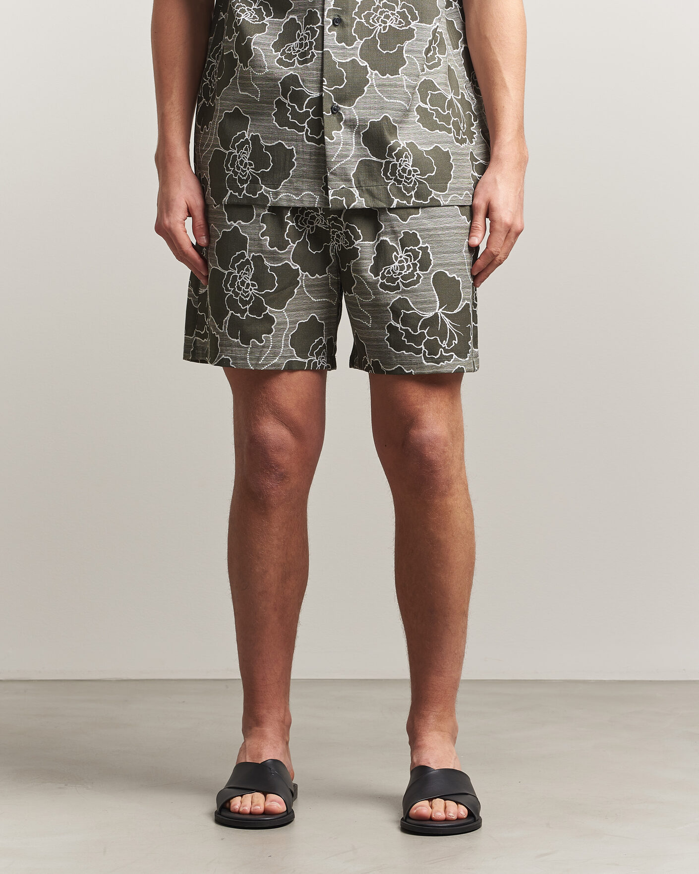 Herr | Shorts | LES DEUX | Charlie Poppy AOP Shorts Olive Night