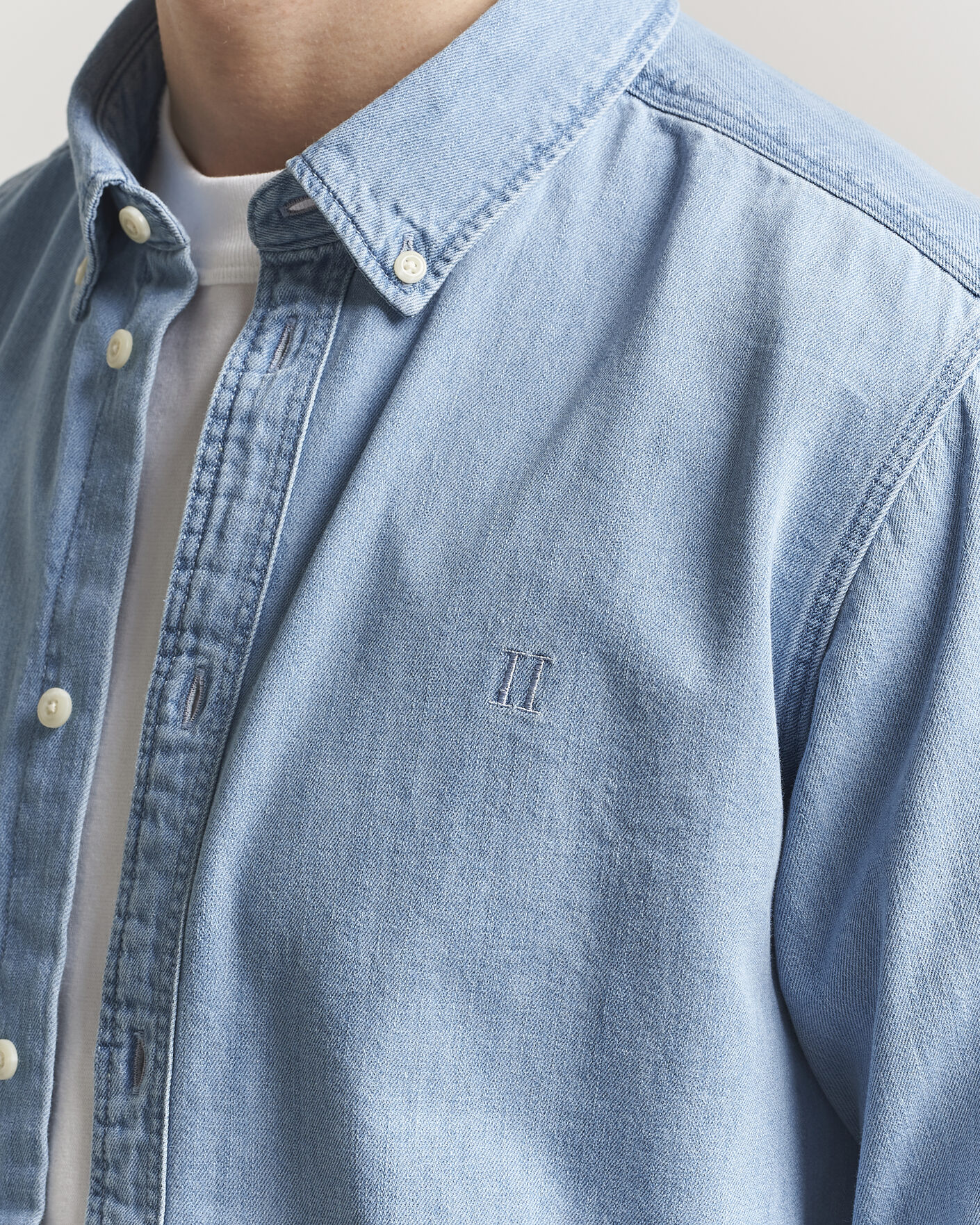 Herr | Skjortor | LES DEUX | Konrad Denim Shirt Light Indigo Wash