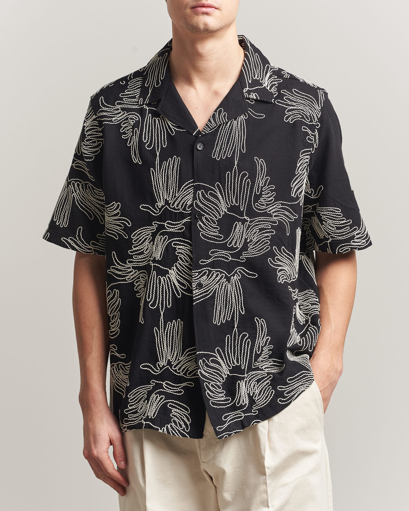 Herr | Skjortor | LES DEUX | Liam AOE Flower Short Sleeve Shirt Black