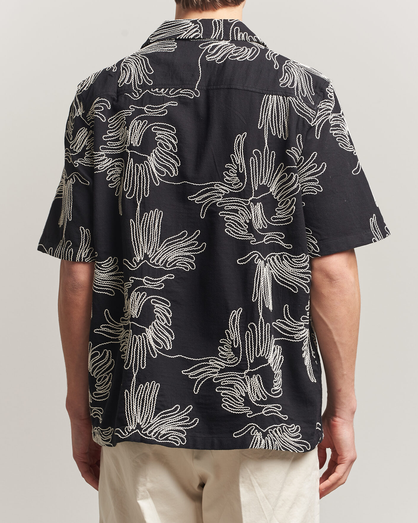 Herr | Skjortor | LES DEUX | Liam AOE Flower Short Sleeve Shirt Black