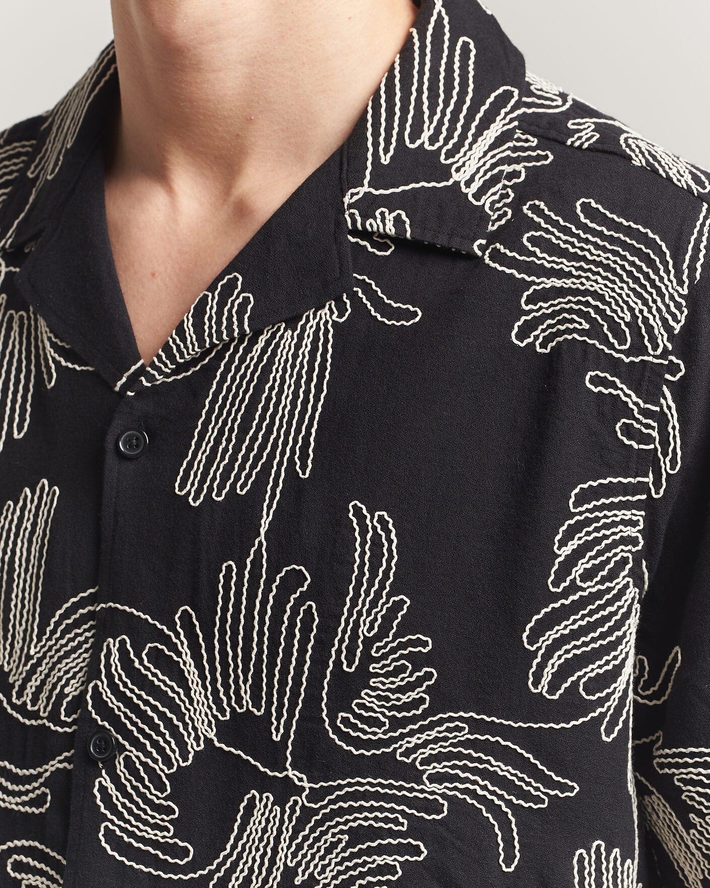Herr | Skjortor | LES DEUX | Liam AOE Flower Short Sleeve Shirt Black