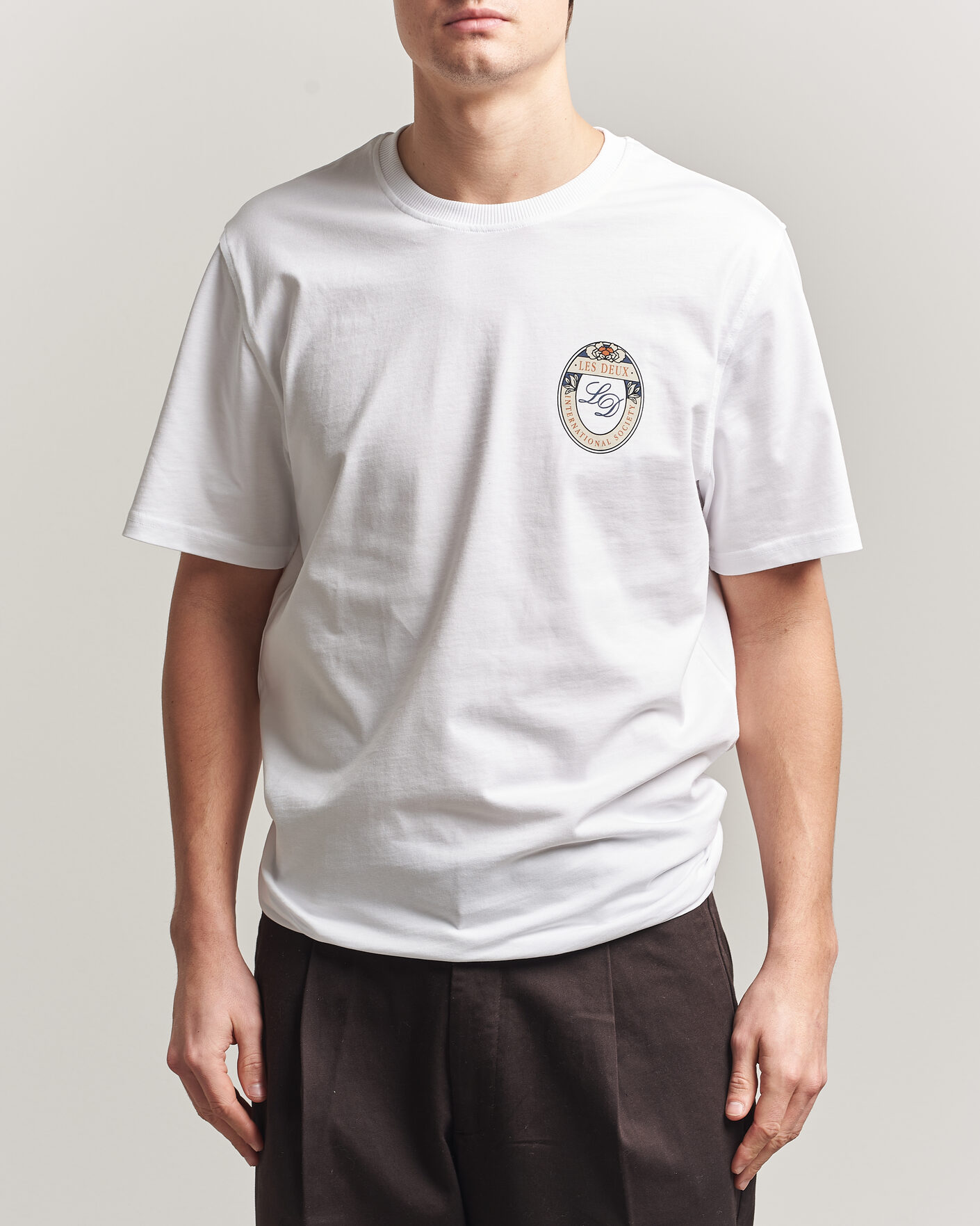 Herr | T-Shirts | LES DEUX | Brday Emblem T-Shirt White