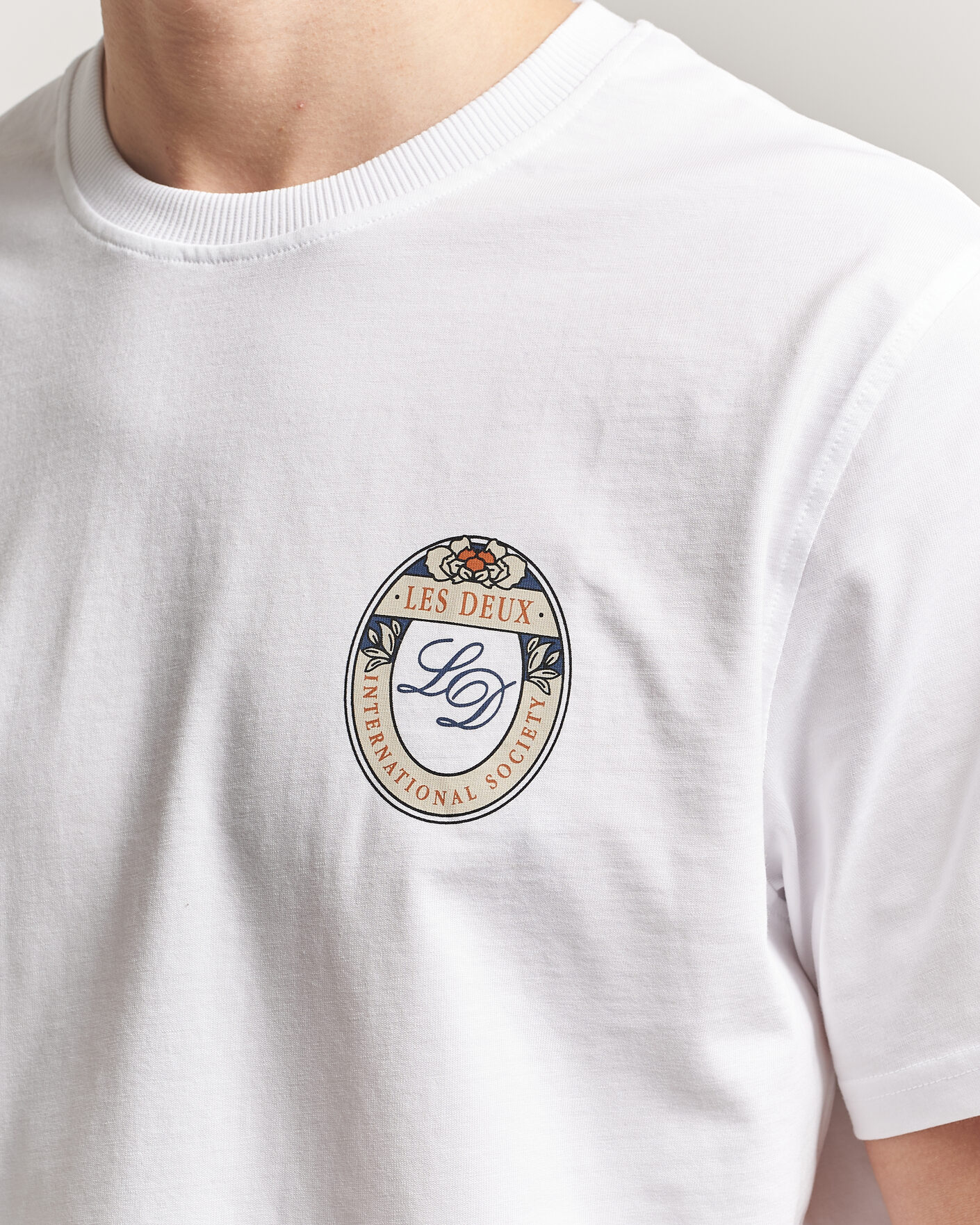 Herr | T-Shirts | LES DEUX | Brday Emblem T-Shirt White