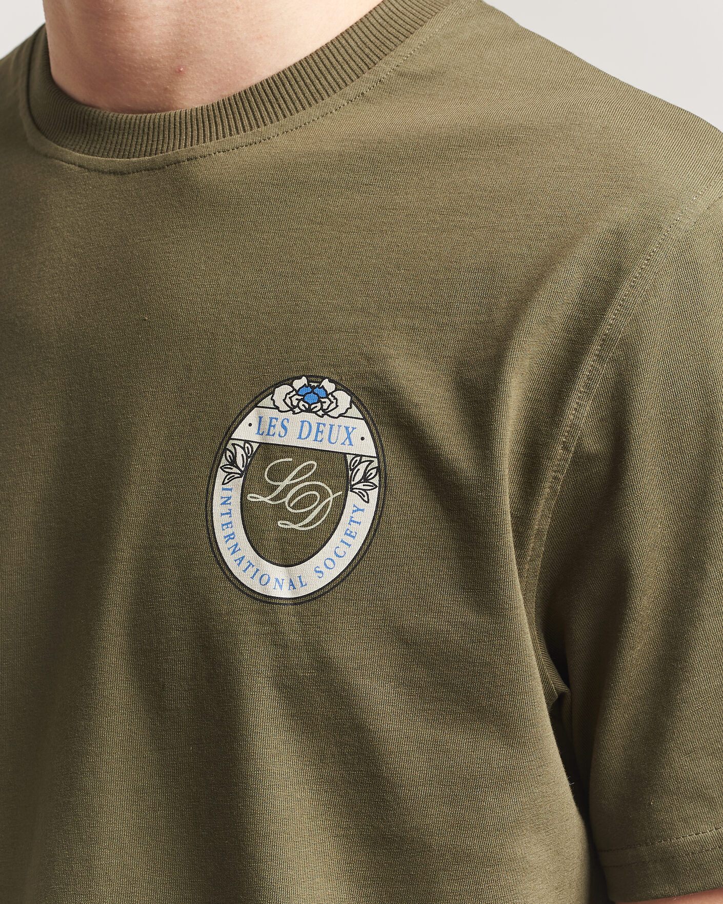 Herr | T-Shirts | LES DEUX | Brday Emblem T-Shirt Olive Night Green