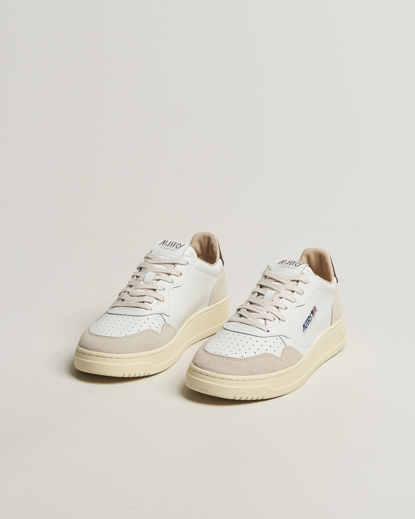 Herr | Sneakers | Autry | Medalist Low Leather/Suede Sneaker White/Teak