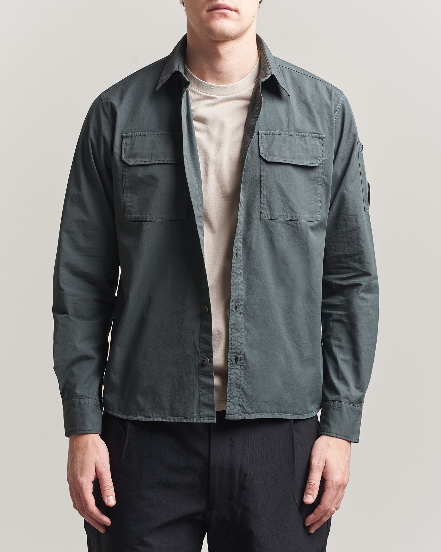 Herr | Skjortor | C.P. Company | Organic Gabardine Pocket Shirt Dark Grey
