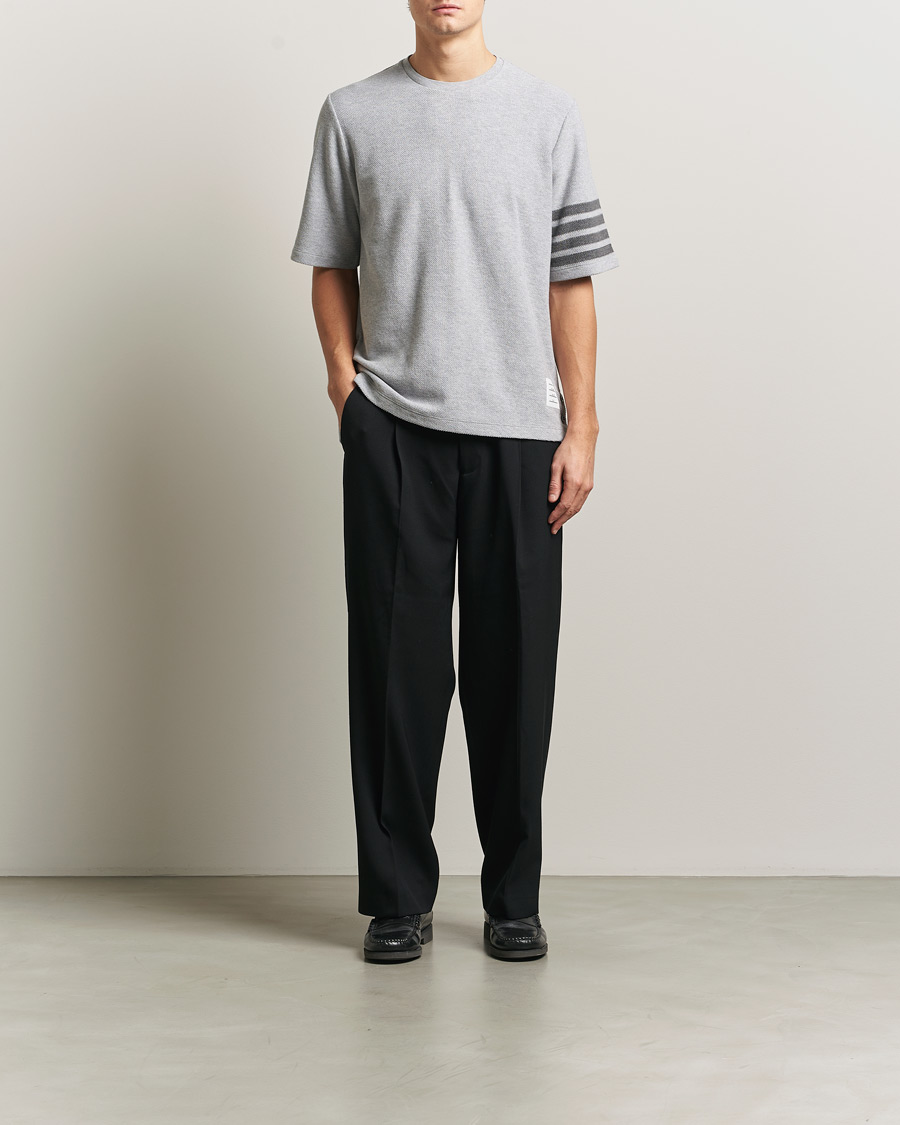 Herr | T-Shirts | Thom Browne | Textured Pique 4 Bar T-Shirt Pale Grey