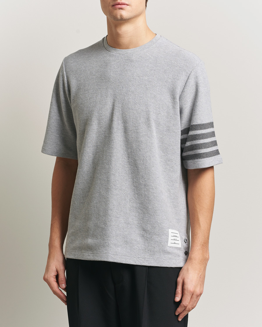 Herr | T-Shirts | Thom Browne | Textured Pique 4 Bar T-Shirt Pale Grey