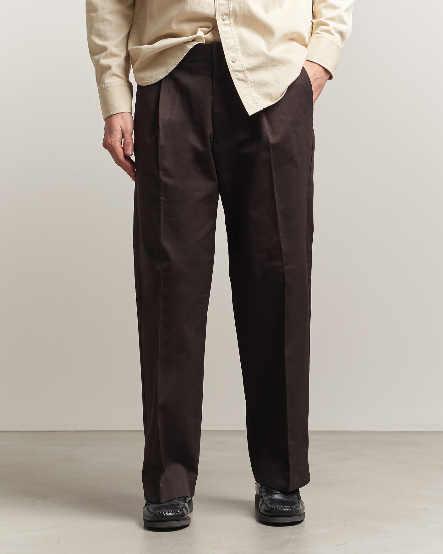 Herr | Byxor | NN07 | Kay Cotton Pleated Trousers Deep Truffle