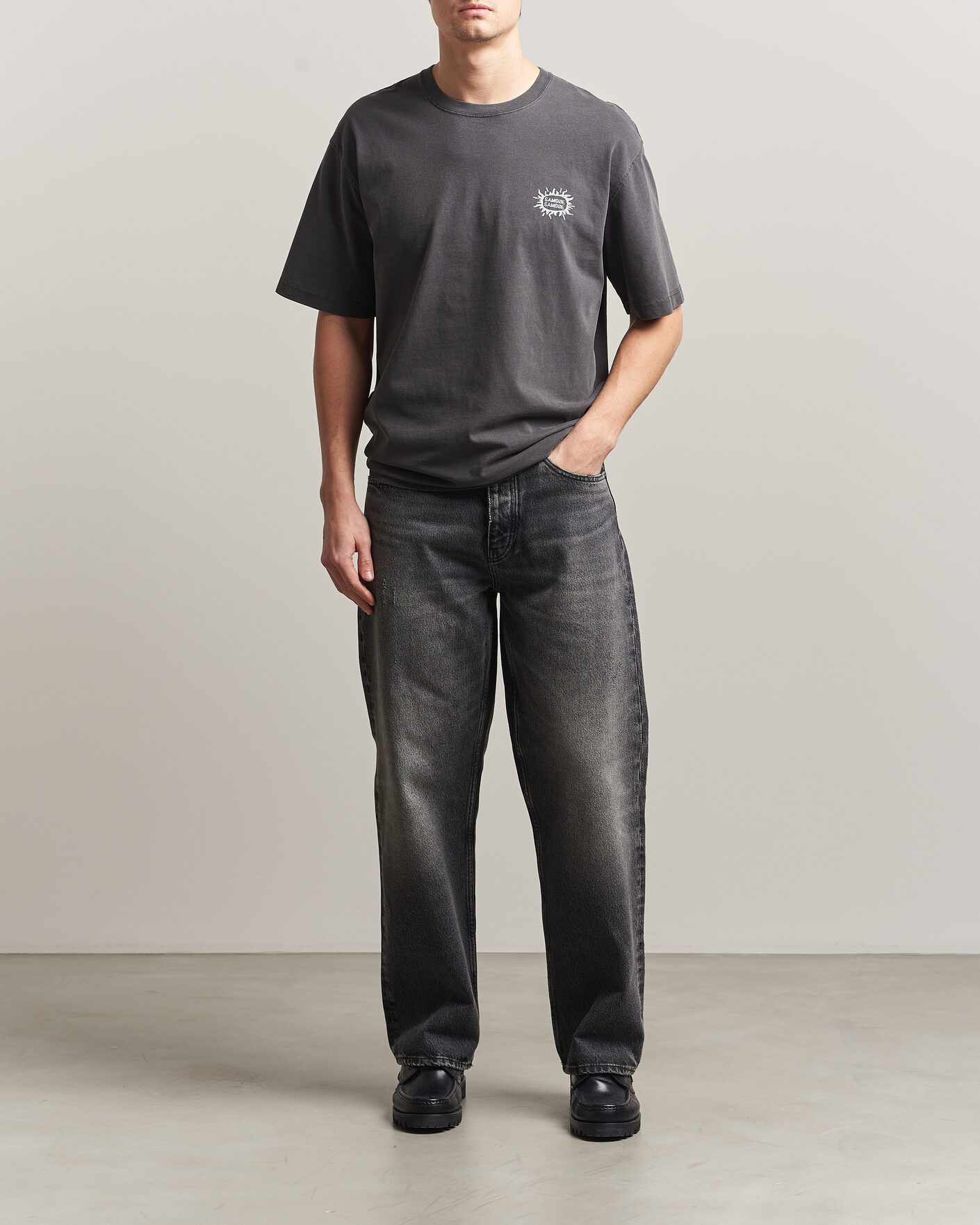 Herr | T-Shirts | Samsøe Samsøe | Gergei Printed Crew Neck T-Shirt Washed Black