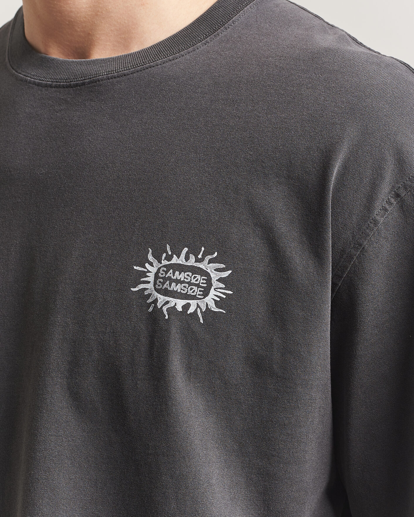 Herr | T-Shirts | Samsøe Samsøe | Gergei Printed Crew Neck T-Shirt Washed Black