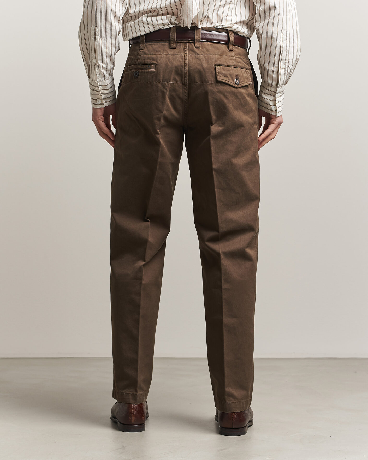 Herr | Byxor | Drake's | Peached Flat Front Cotton Chino Brown